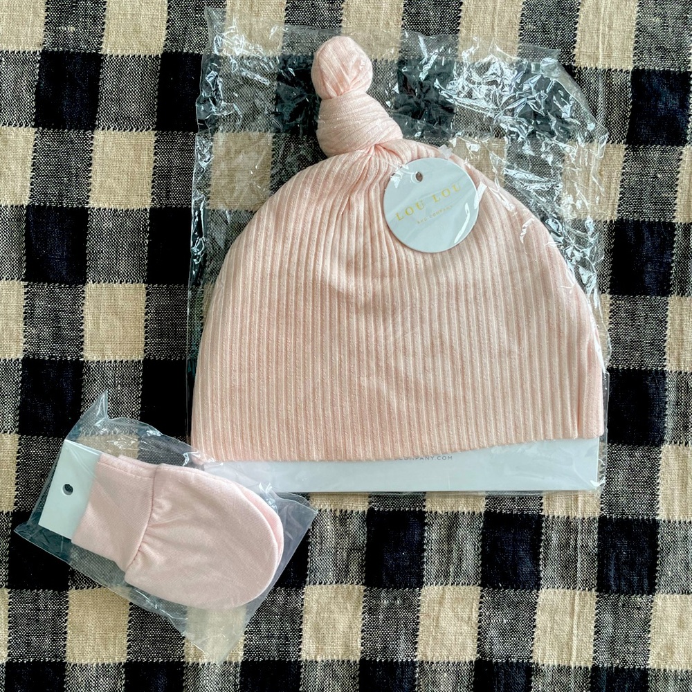 Lou Lou & Company - Knotted hat and gloves